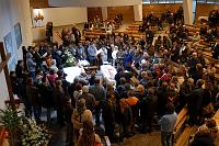  I fedeli nella Chiesa della Resurrezione, la sua Parrocchia